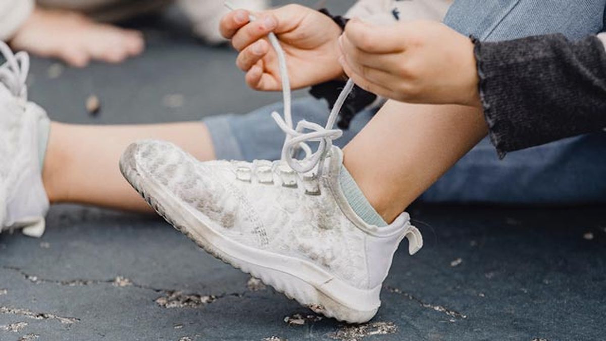 como lavar las zapatillas o playeras de tela blanca