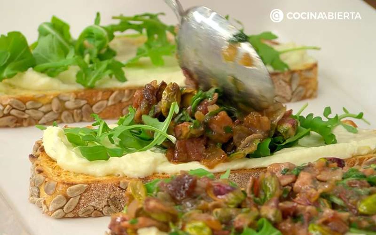 Reparte sobre la tosta las hojas de rúcula, la mermelada de foie y los higos