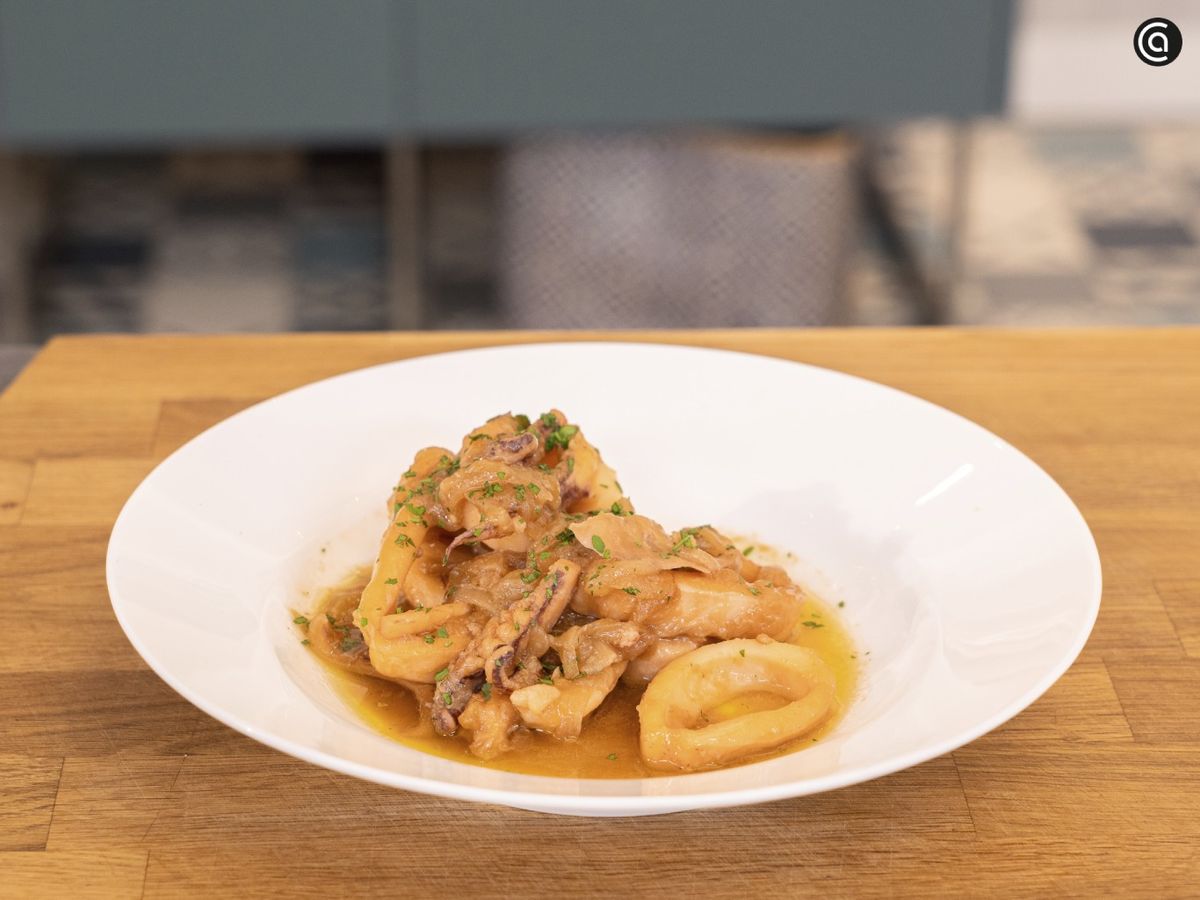 Sirve los calamares encebollados