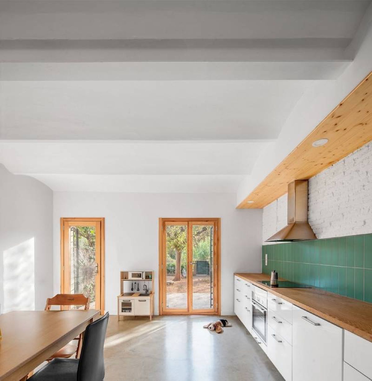 Cocina amplia y luminosa de una casa entre medianeras.