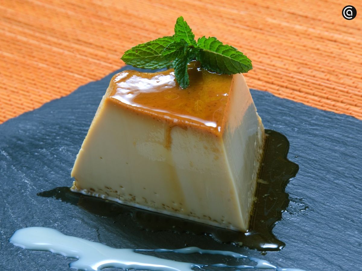 Desmolda el flan de café y córtalo en porciones