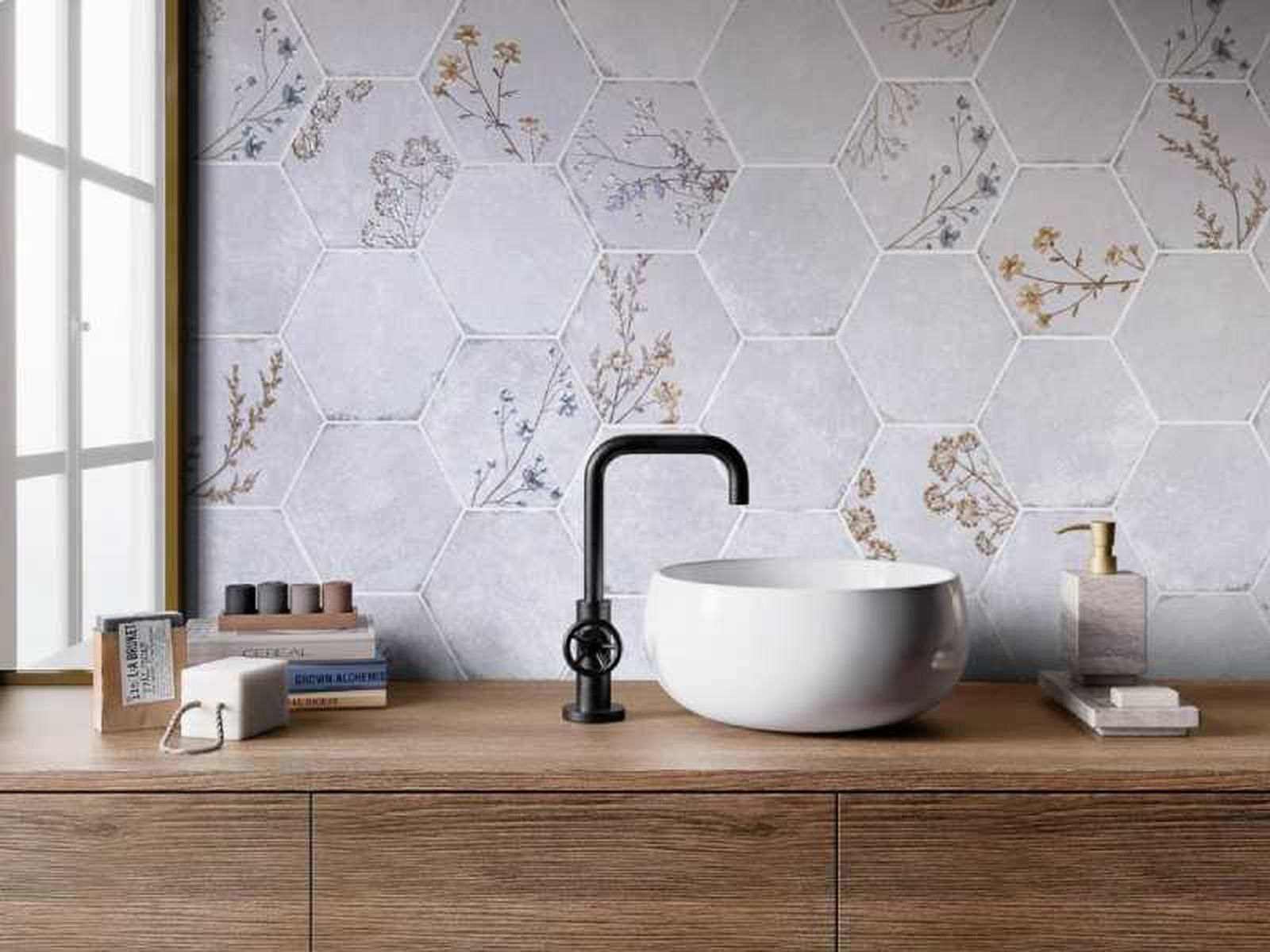 Baño con azulejos geométricos de flores.
