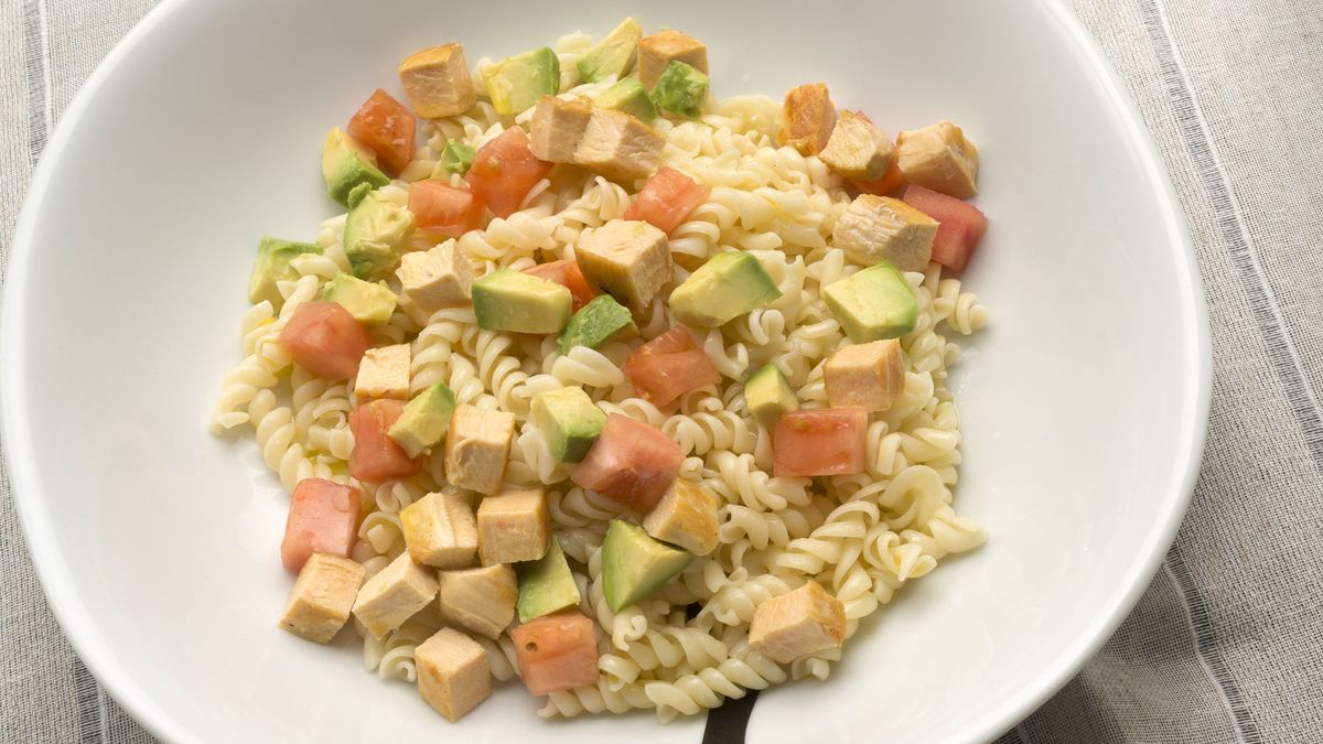 Ensalada de pasta, pollo y aguacate