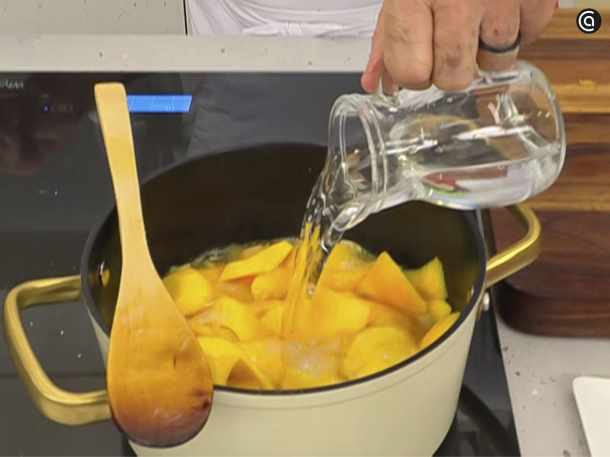 Añade el vino y el agua a la cazuela