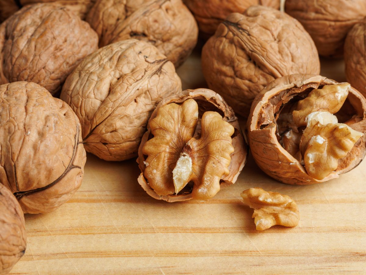 Las nueces destacan por su alto aporte energético y su perfil graso rico en ácidos grasos insaturados, asociados a beneficios para la salud cardiovascular.