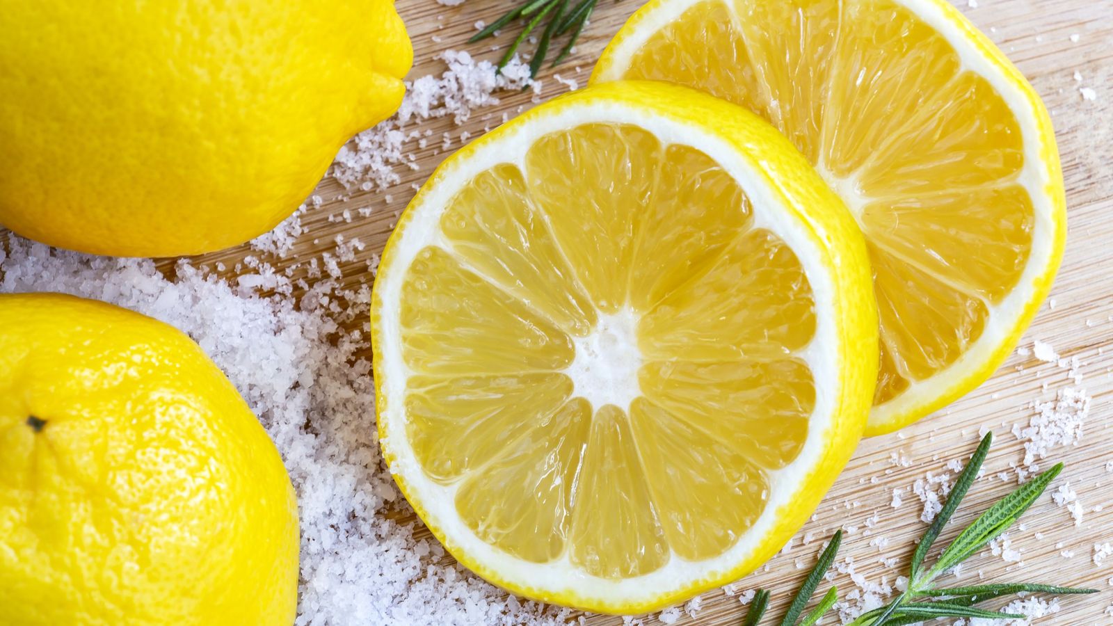 El ácido cítrico actúa como un disolvente natural al entrar en contacto con la grasa El ácido cítrico actúa como un disolvente natural al entrar en contacto con la grasa