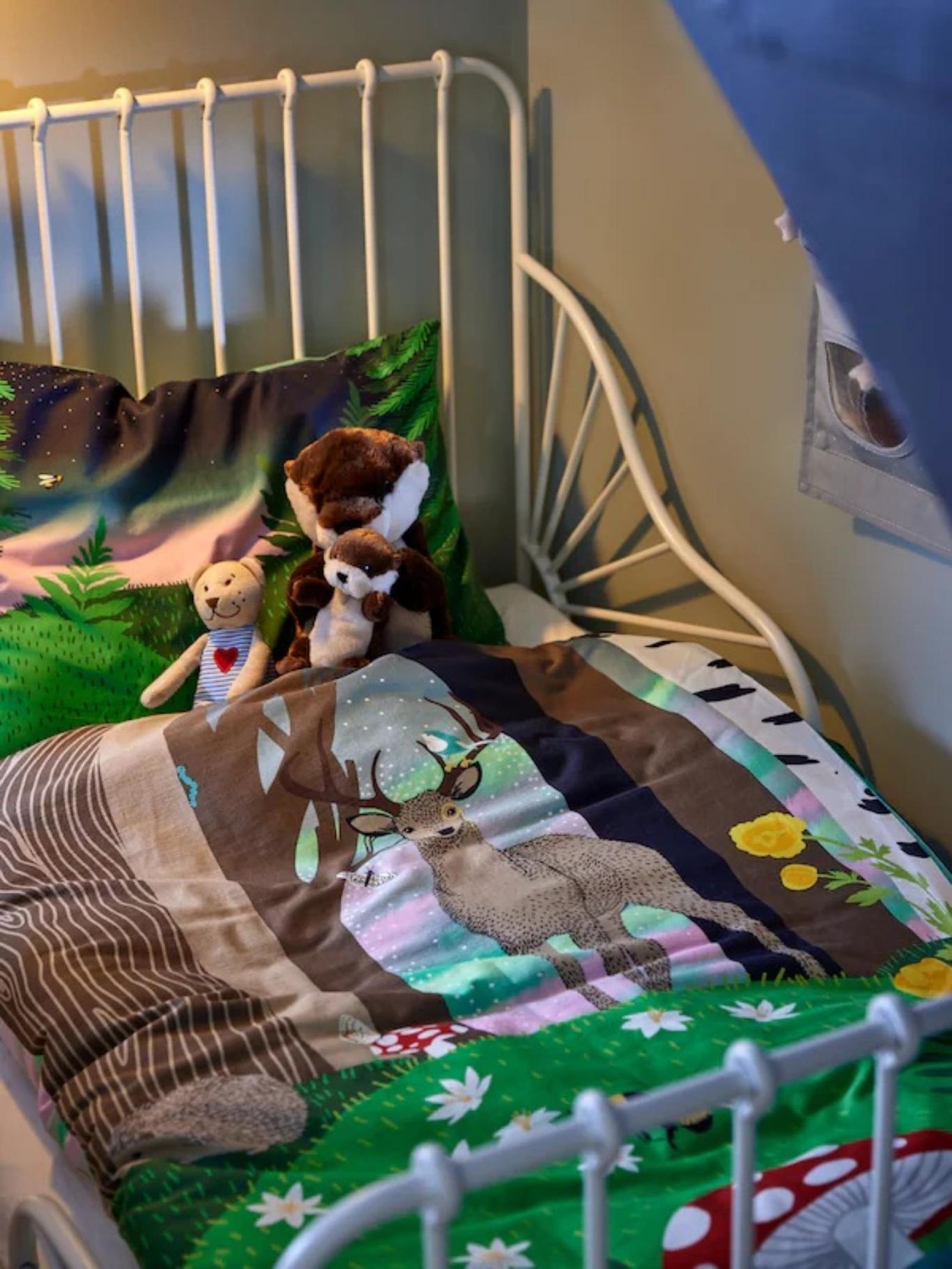 Dormitorio infantil con colcha con estampado de ciervo. Dormitorio infantil con colcha con estampado de ciervo.