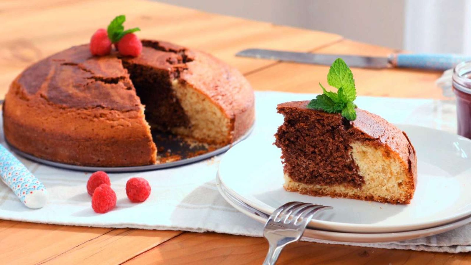 Decóralo con unos frutos rojos u hojas de menta Bizcocho marmolado Paso 8