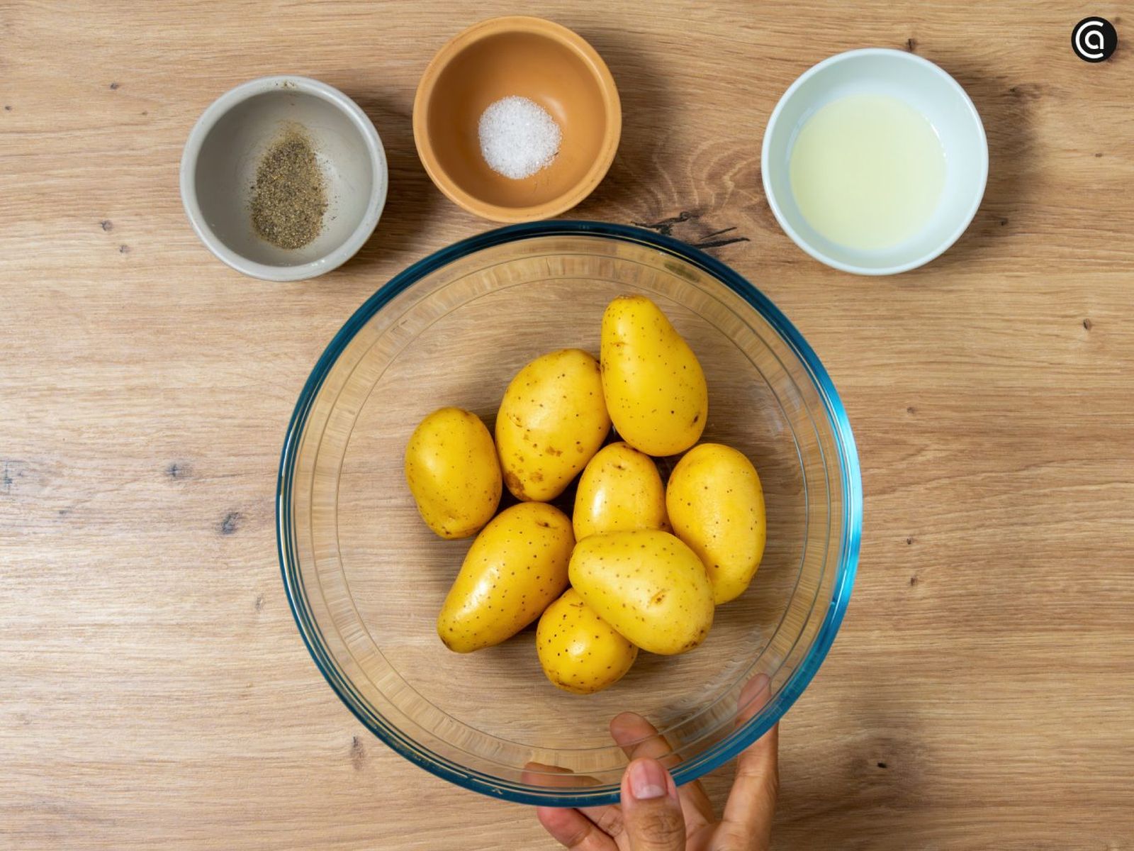Limpia las patatas bajo el agua, sécalas y ponlas dentro de un bol