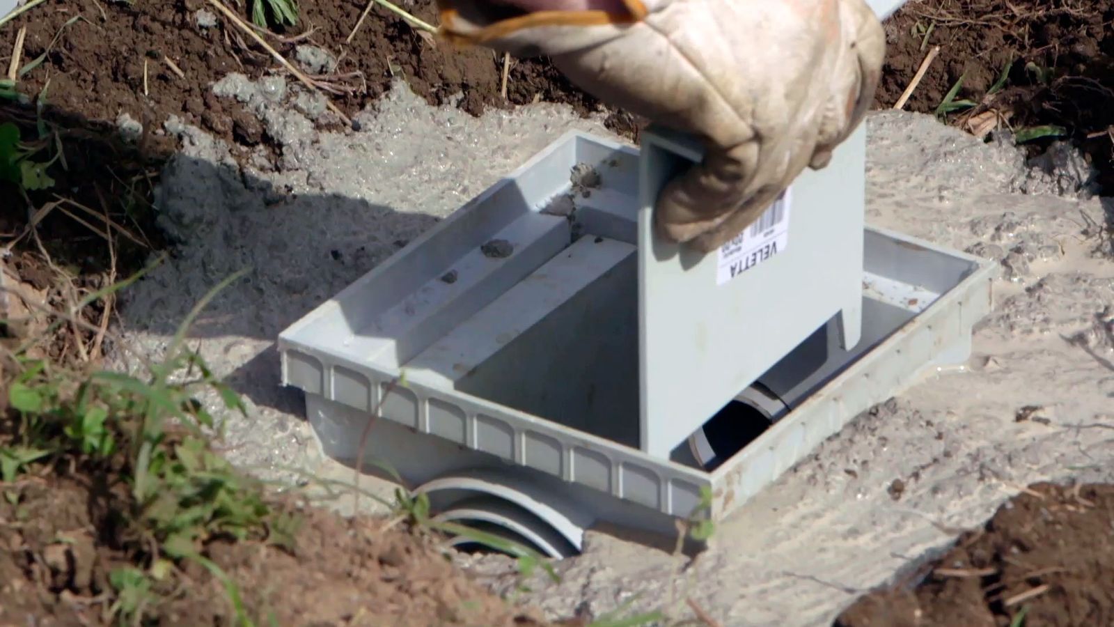 Cómo instalar un desagüe y una arqueta en el jardín paso 10