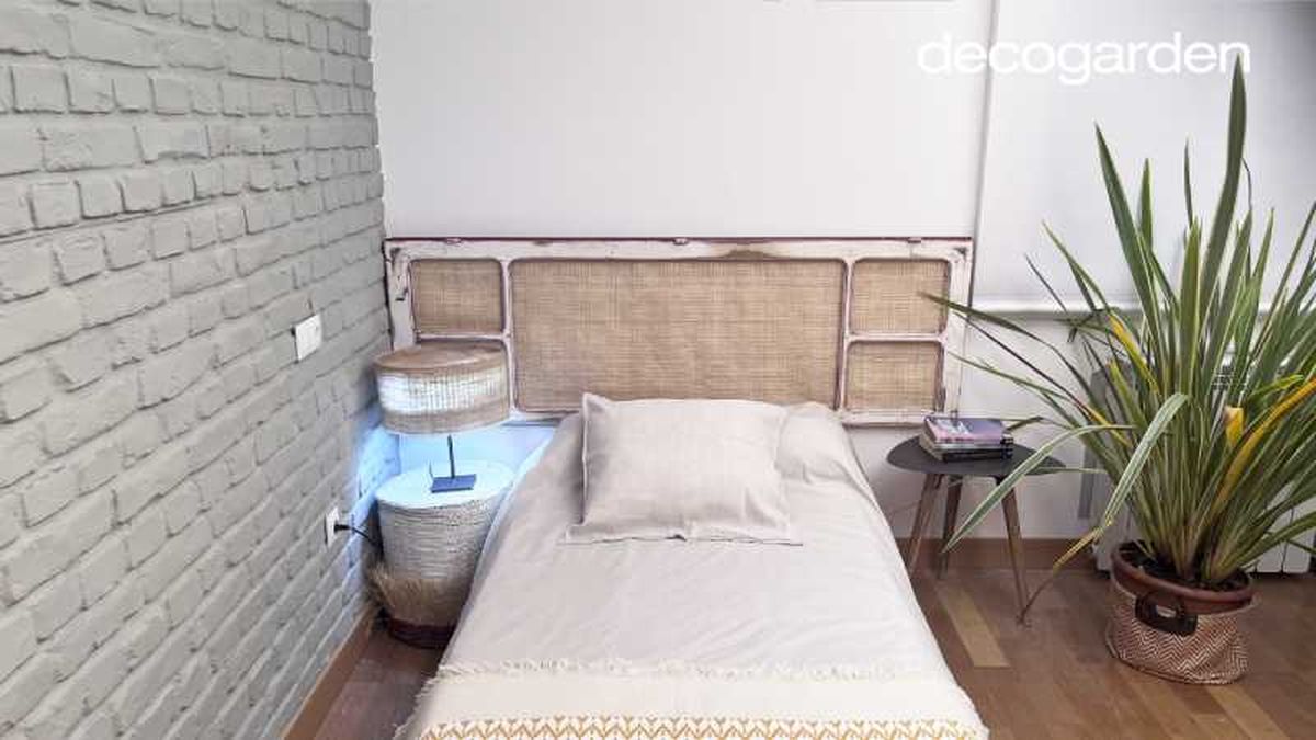 Dormitorio con cabecero de ratán.