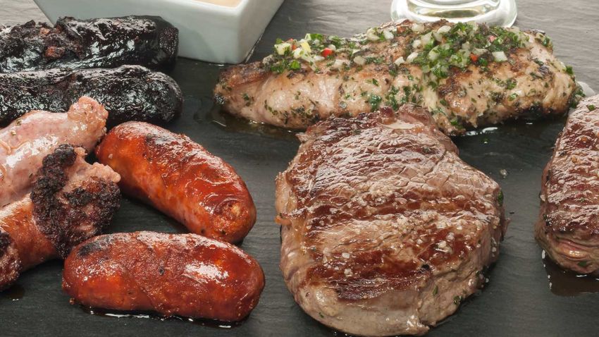 Parrillada de carne al estilo argentino