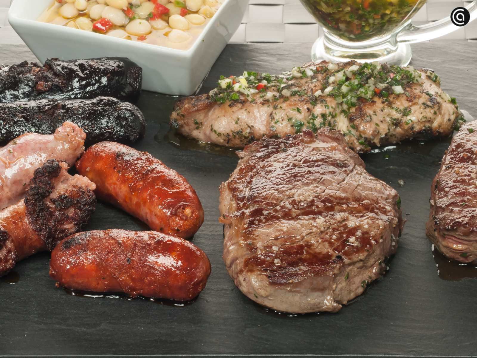 Parrillada de carne al estilo argentino