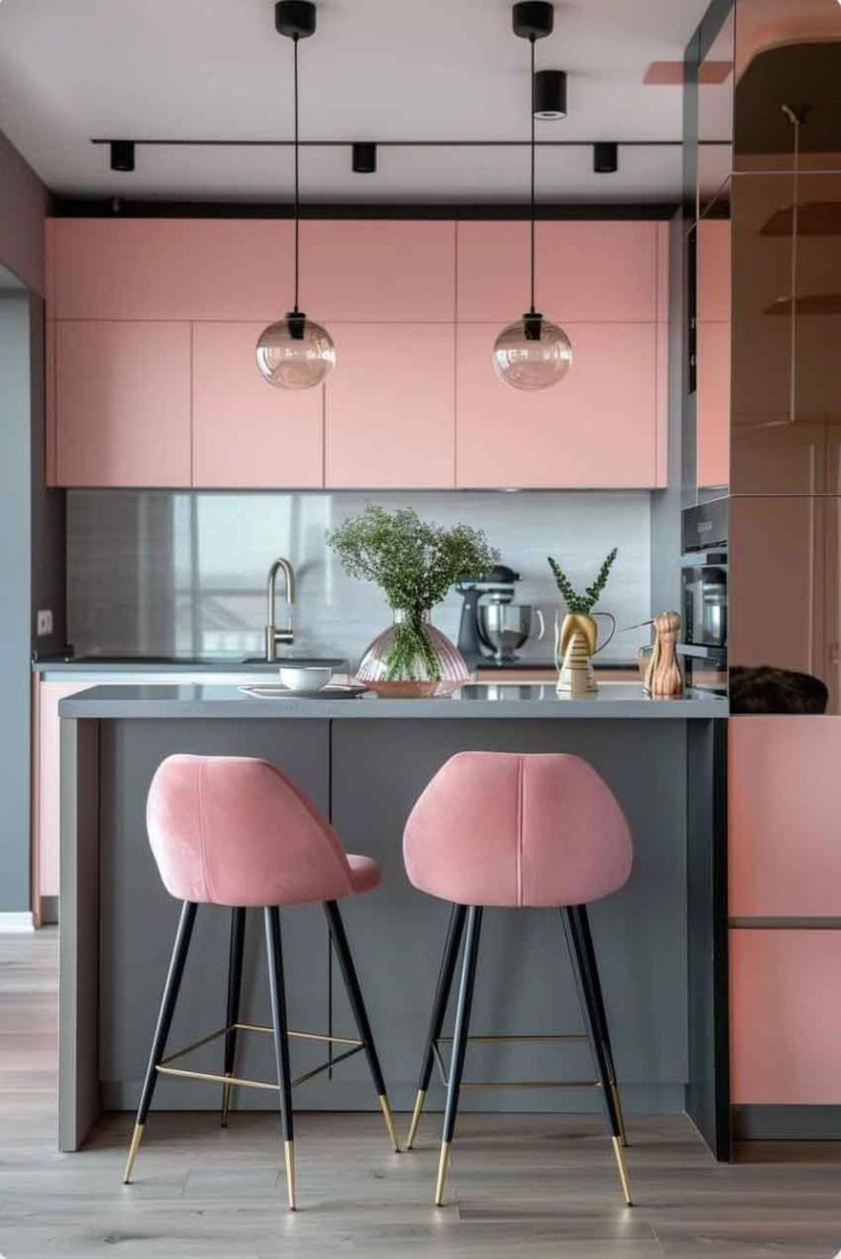 Cocina en tonos rosas.