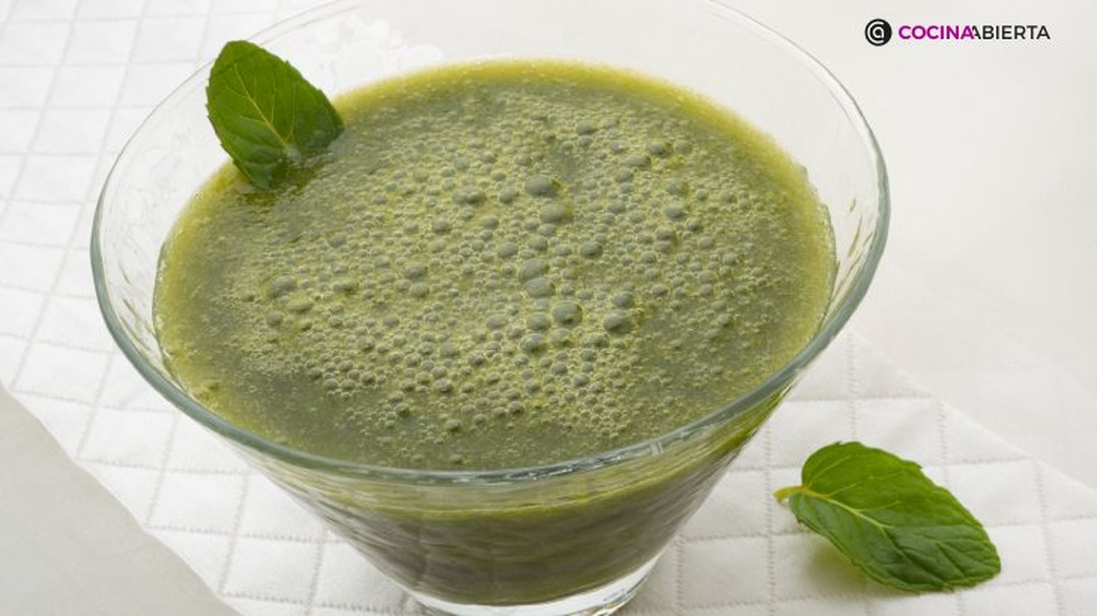 Batido casero de lechuga, manzana y lima, perfecto en primavera Batido casero de lechuga, manzana y lima, perfecto en primavera