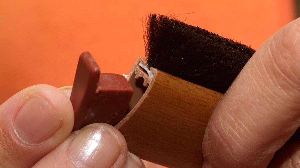 Cómo colocar un burlete en la puerta de entrada paso 4