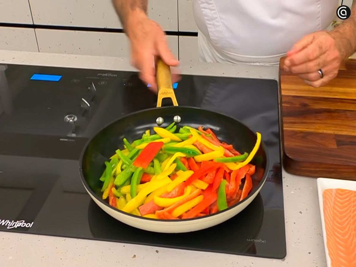 Sofríe los pimientos morrones en una sartén con un poco de aceite