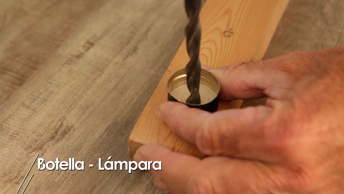 Cómo hacer una lámpara de mesa con una botella de cristal paso 6