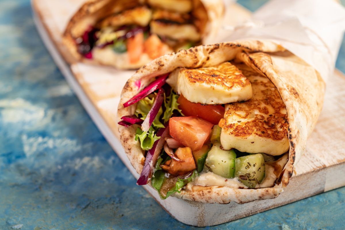 Puedes disfrutar del halloumi dentro de un pan de pita, con hummus y verduras