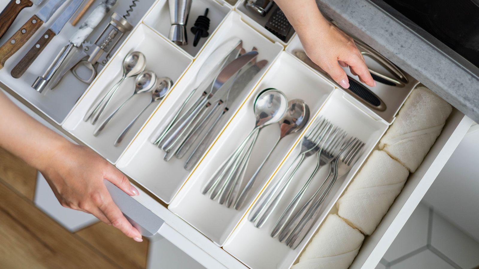 Existen organizadores de cubiertos extensibles que se adaptan al espacio Existen organizadores de cubiertos extensibles que se adaptan al espacio