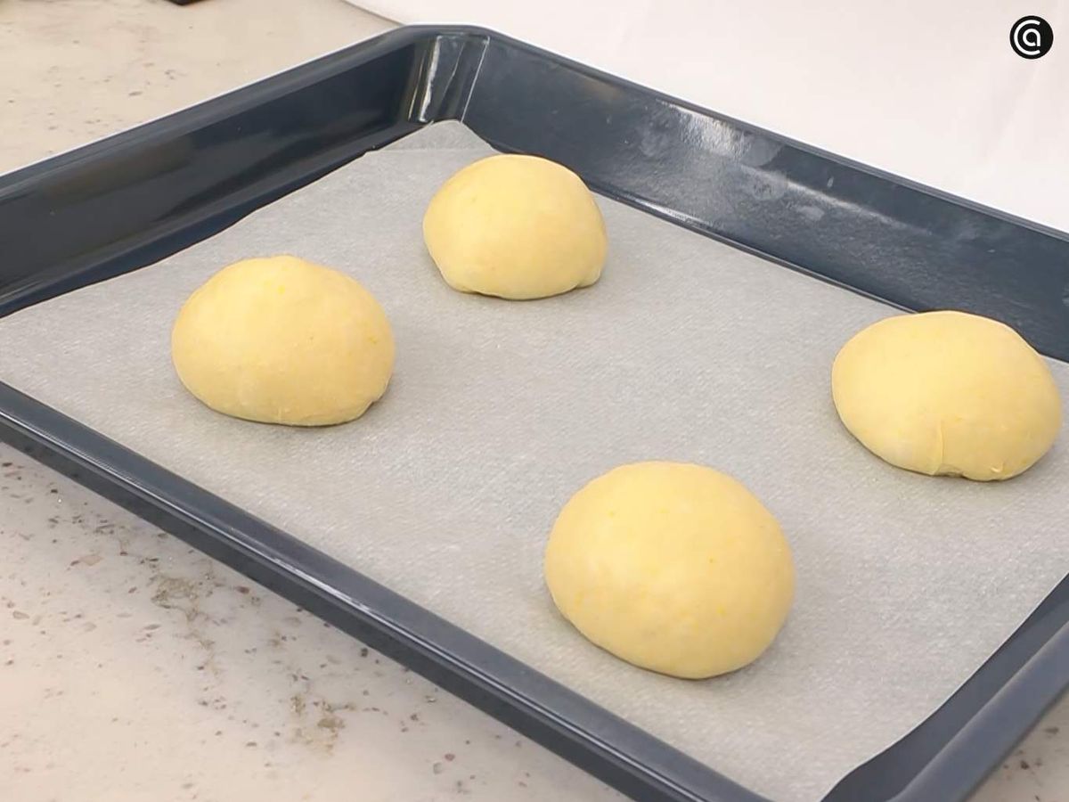 Divide la masa en cuatro