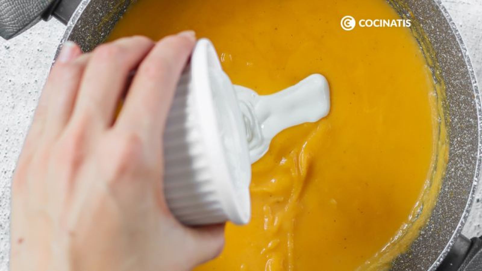 Añadimos la nata a la crema de calabaza Añadimos la nata a la crema de calabaza