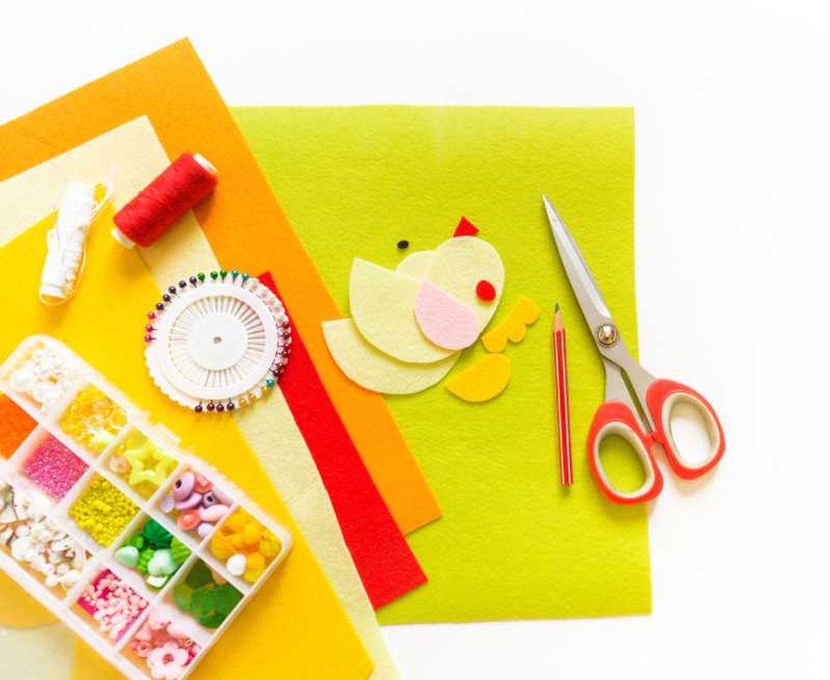 Materiales y herramientas para hacer pájaros con fieltro.