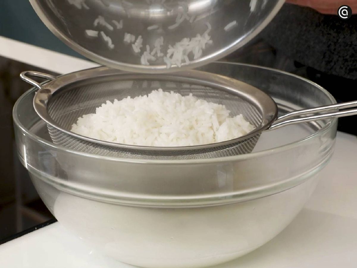 Cuece y enfría el arroz basmati