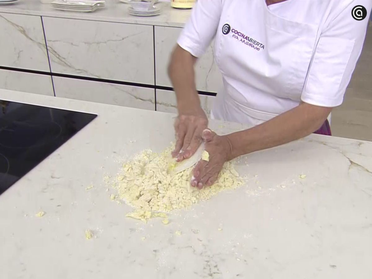 Integra los ingredientes en la masa y dale forma de rulo
