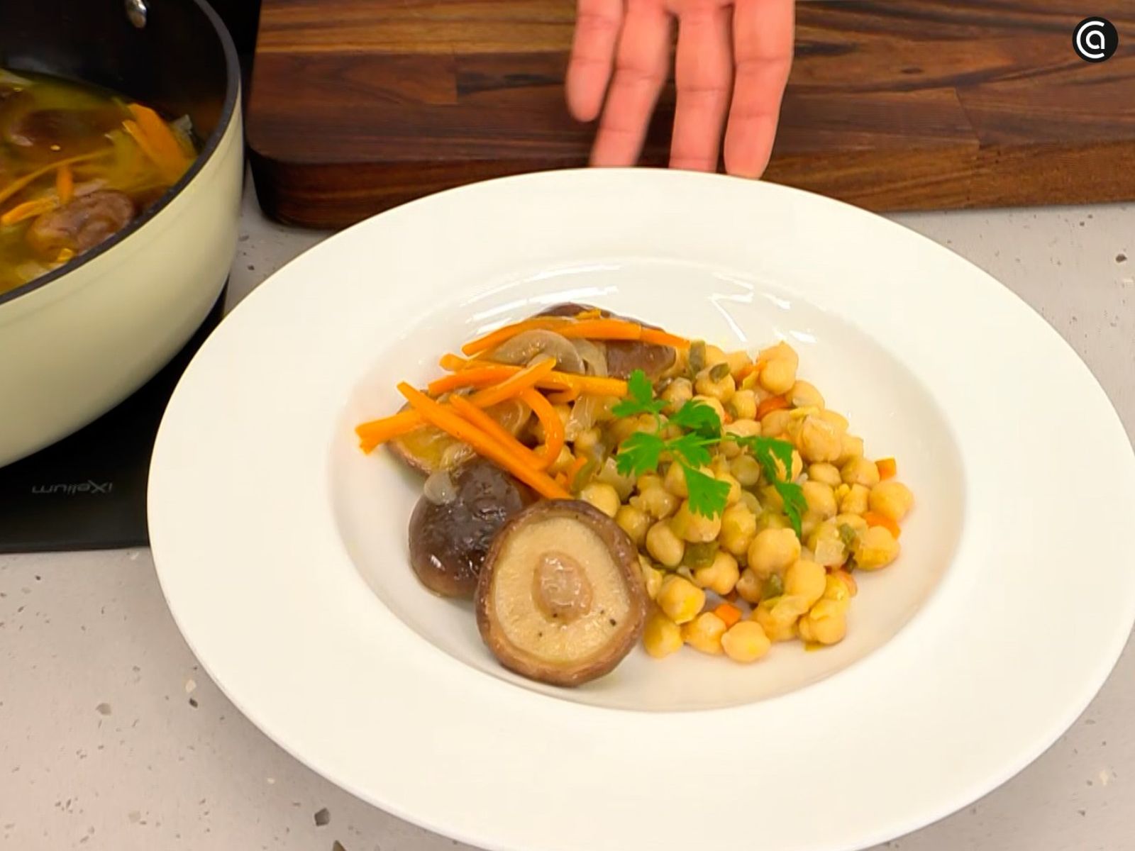 Acompaña los garbanzos con las setas en escabeche