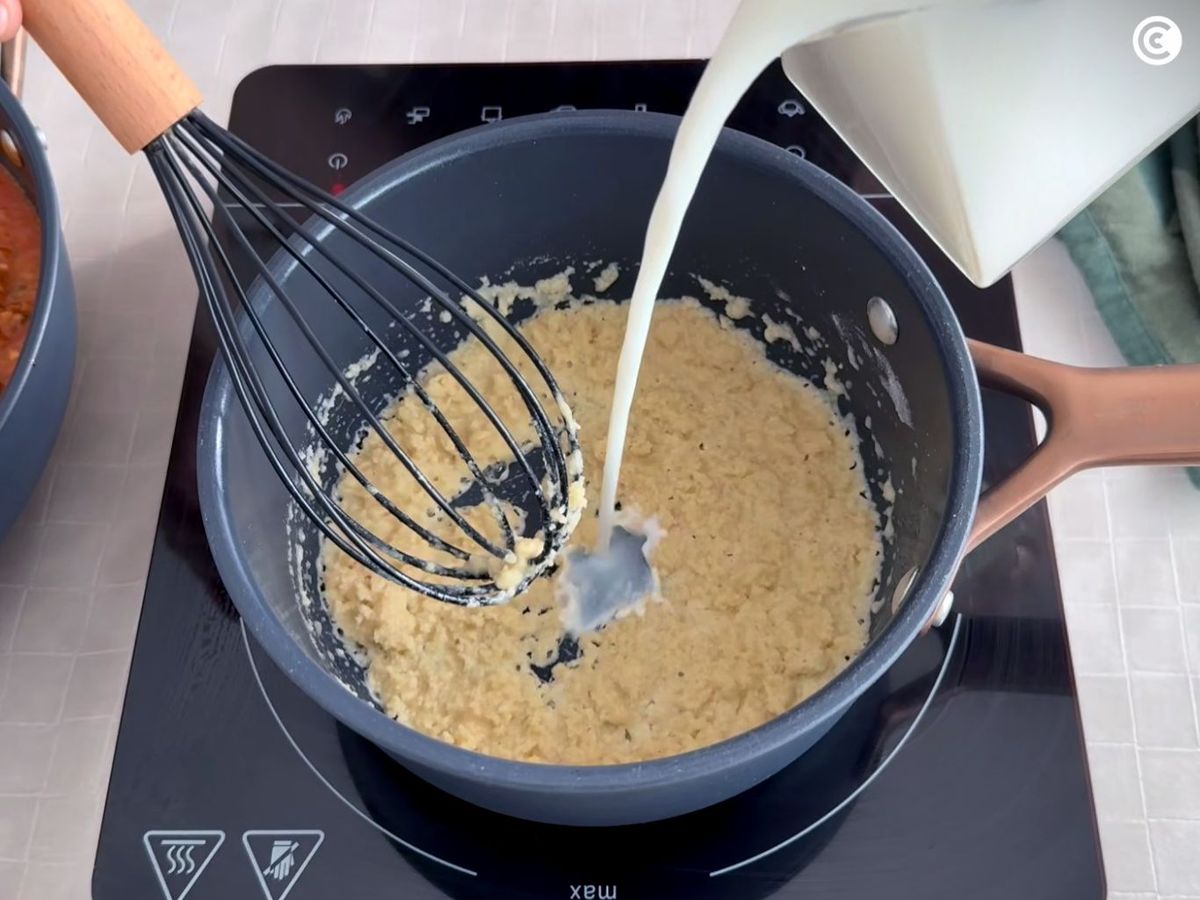 Preparar la bechamel para la lasaña de berenjena