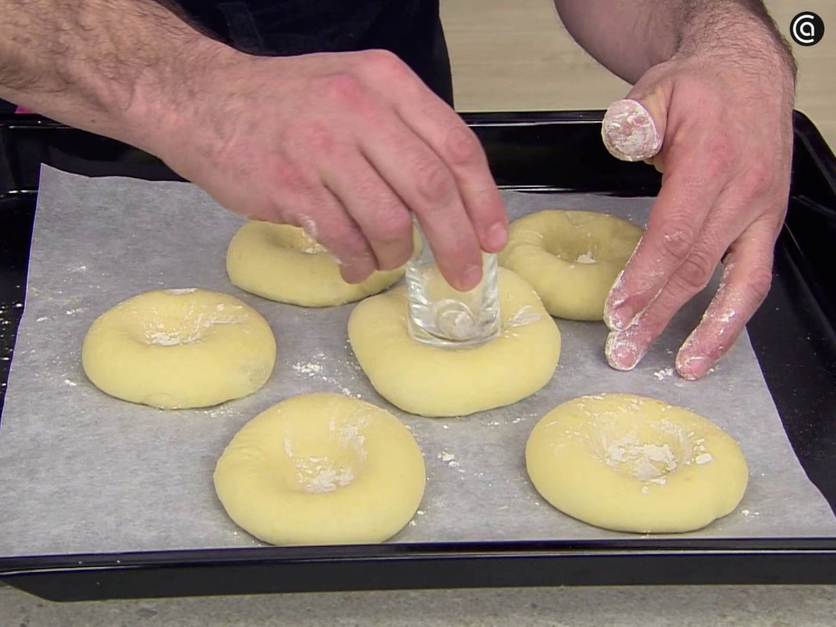 Crea huecos en el centro de los bollitos y rellena con crema