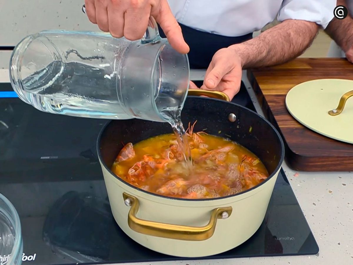 Cubre con agua las verduras y las cáscaras de los langostinos