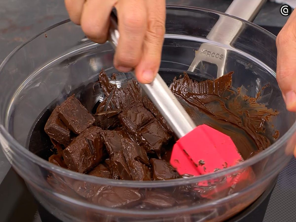 Trocea el chocolate y derrítelo al baño maría