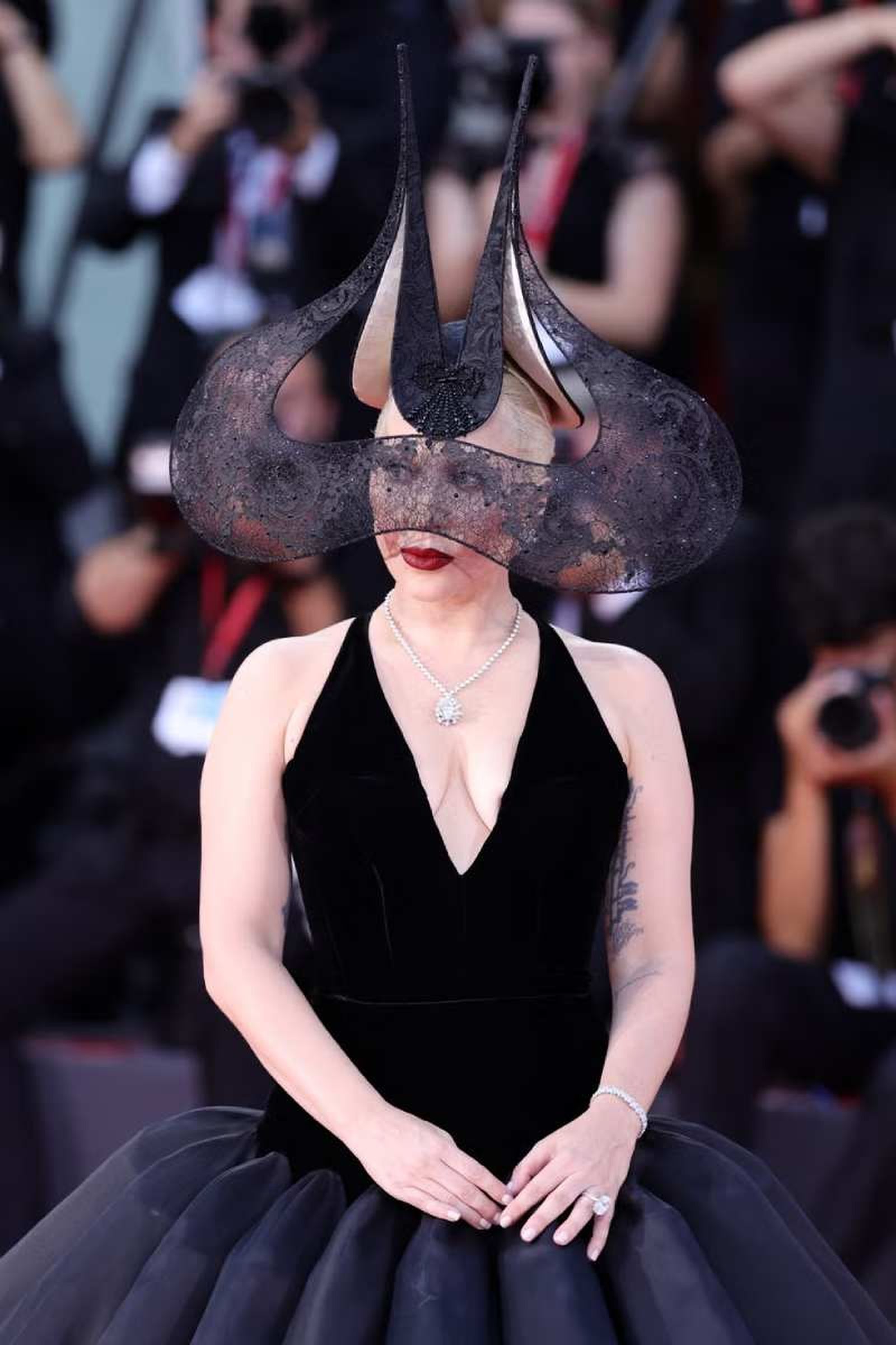 Lady Gaga con tocado vintage de Philip Treacy Lady Gaga con tocado vintage de Philip Treacy
