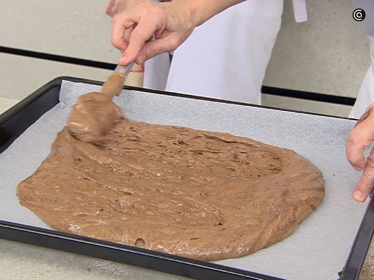 Extiende la mezcla en una bandeja de horno