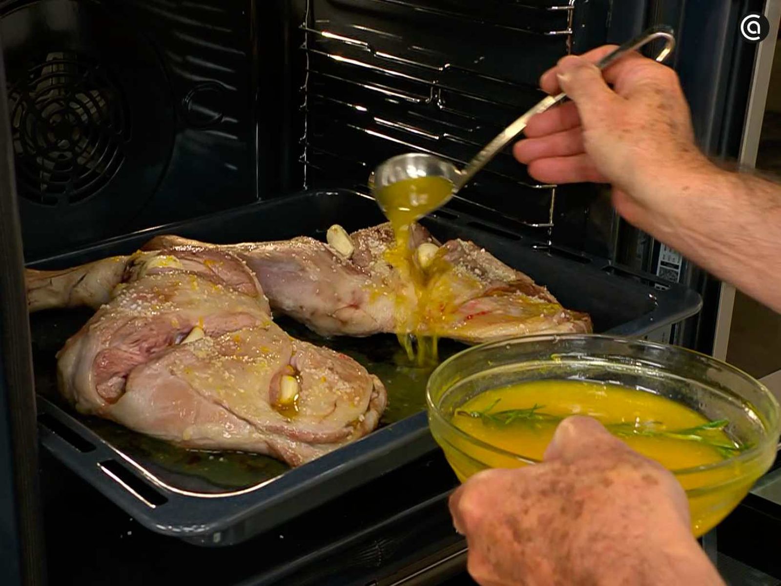 Mezcla zumo de naranja con miel y vino blanco y riégalo sobre las paletillas de cordero Mezcla zumo de naranja con miel y vino blanco y riégalo sobre las paletillas de cordero