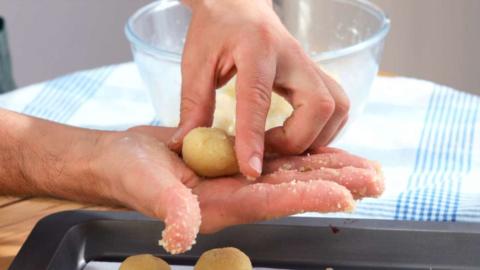 Haz bolitas con la masa Panellets caseros Paso 4