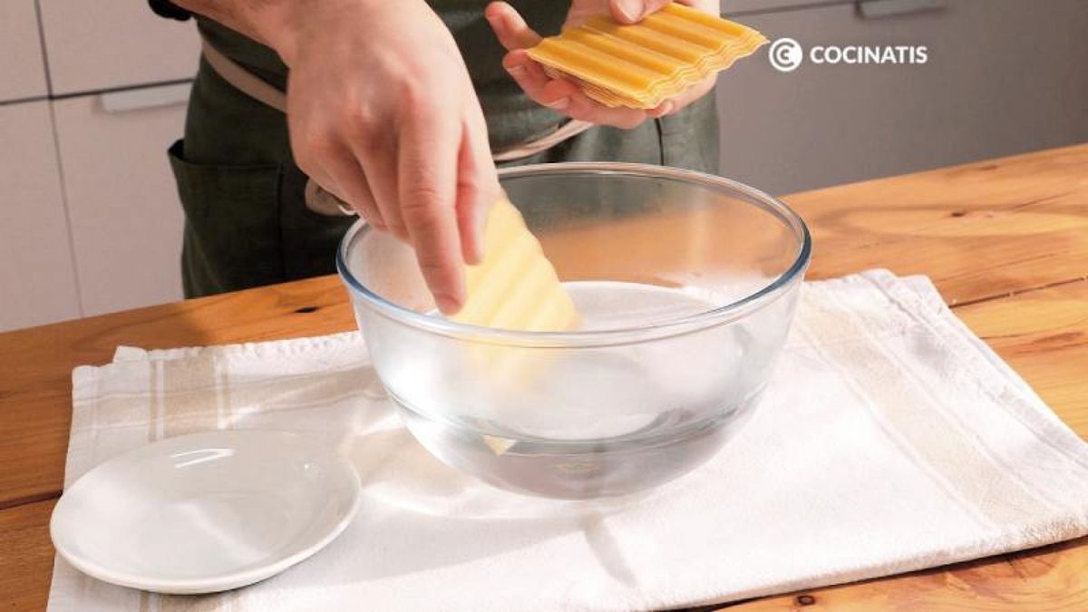 Introduce las placas de lasaña, déjalas en remojo