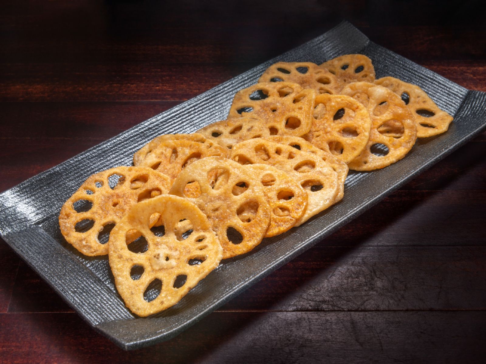 Raíces de loto fritas, crujientes y ligeras, símbolo del equilibrio entre textura y sabor en el Shojin Ryori.