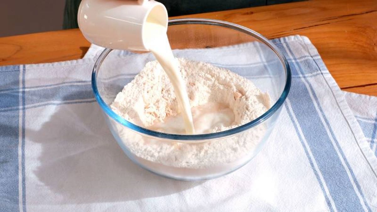 Mezclando los ingredientes para lograr una masa homogénea para muffins ingleses