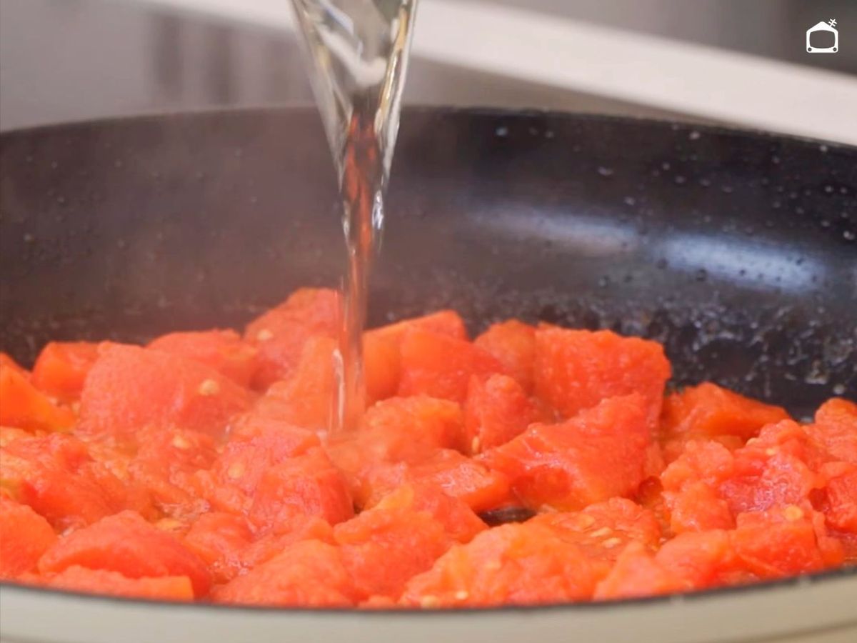 Añadir vino blanco al tomate de los espaguetis a la amatriciana