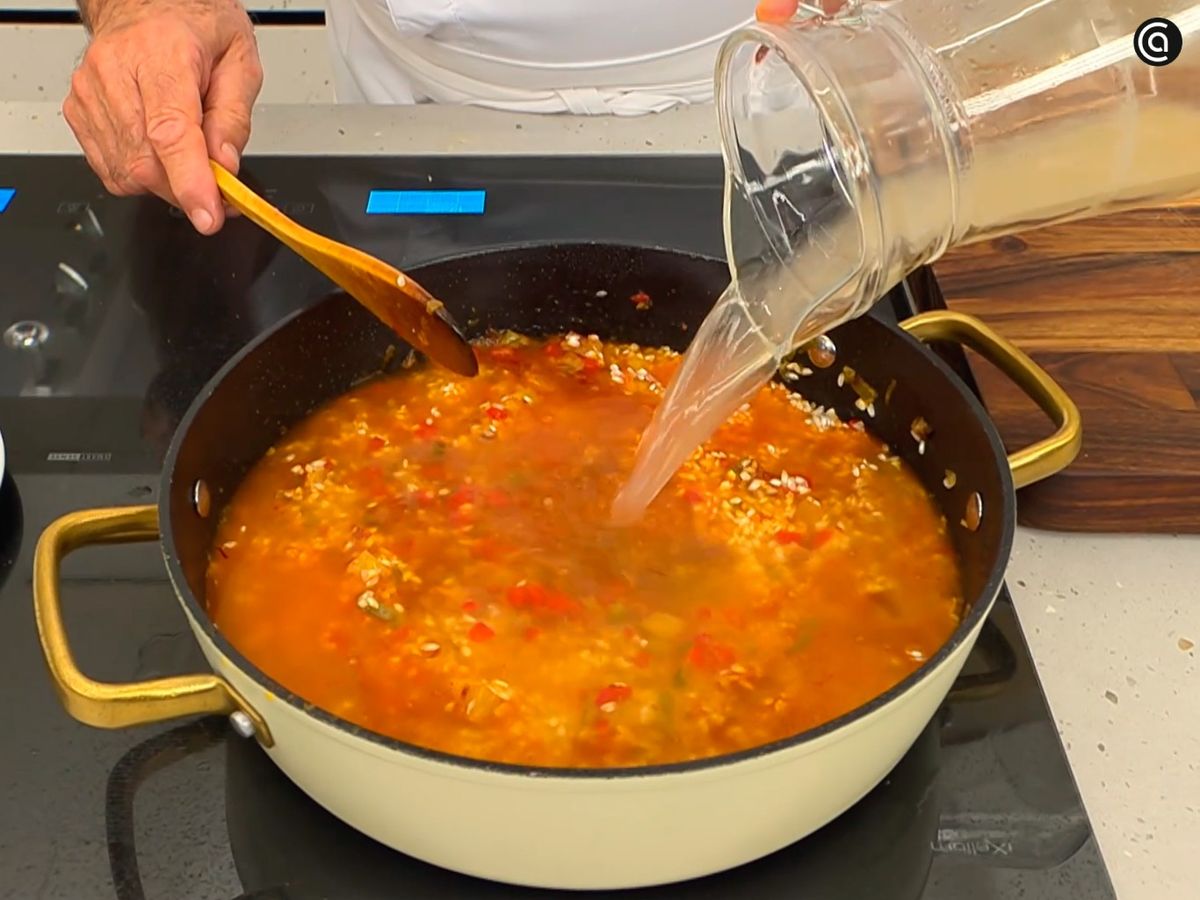 Incorpora el arroz y vierte el caldo