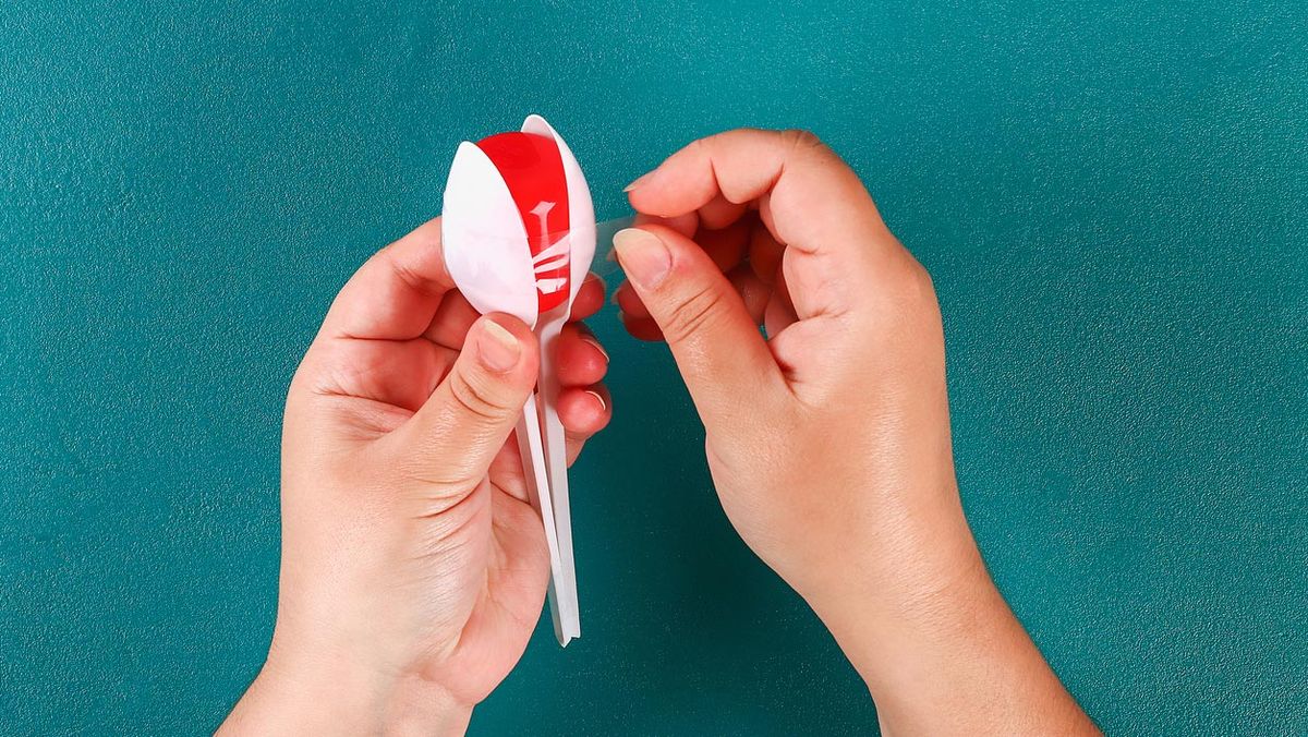 como hacer maracas con cucharas de plastico paso 2