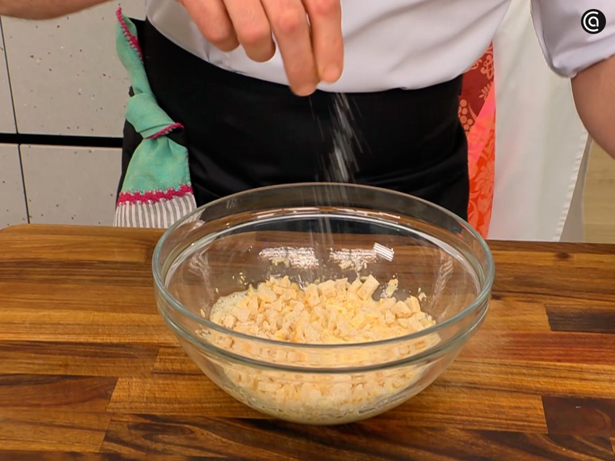 Remoja el pan en leche y huevo batido para preparar los huevos tontos