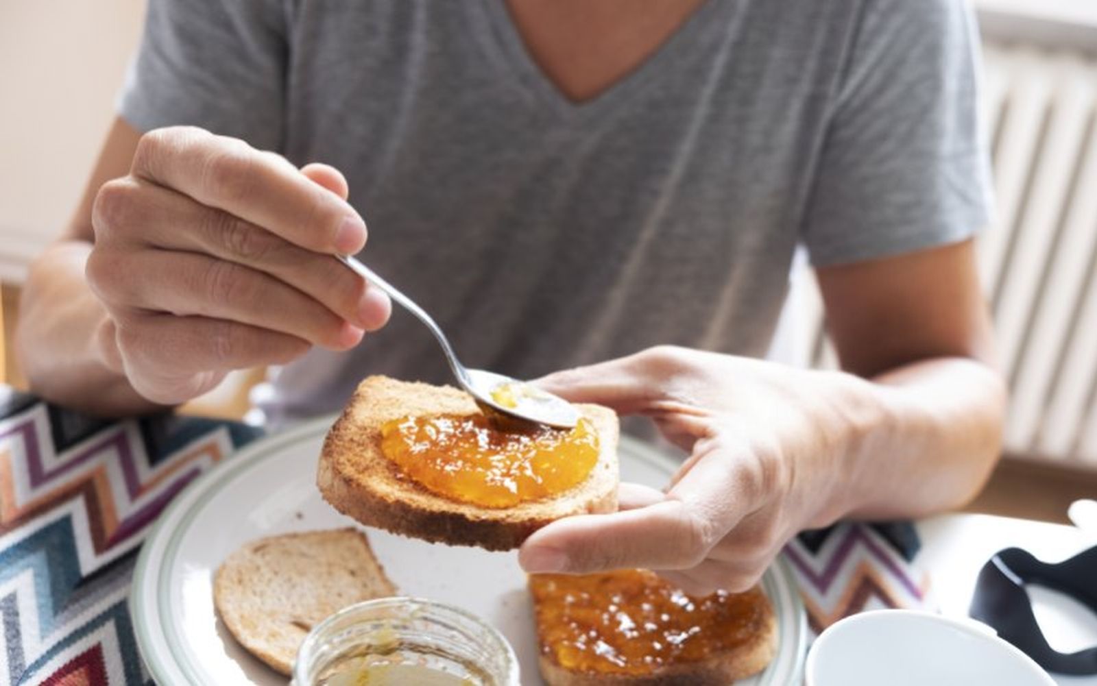 Puedes untar la mermelada de naranja en pan tostado para alegrar tus desayunos Puedes untar la mermelada de naranja en pan tostado para alegrar tus desayunos
