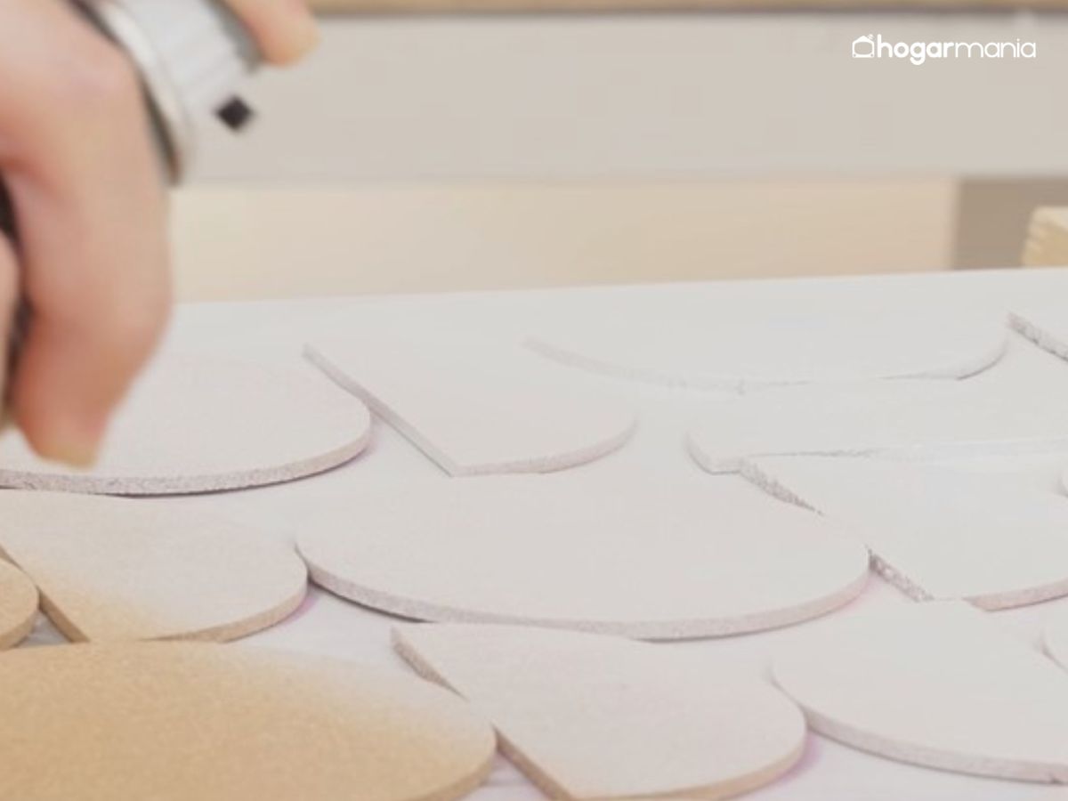 Con todas las piezas ya fijadas, se pulveriza pintura en spray para unificar el conjunto y resaltar el relieve.