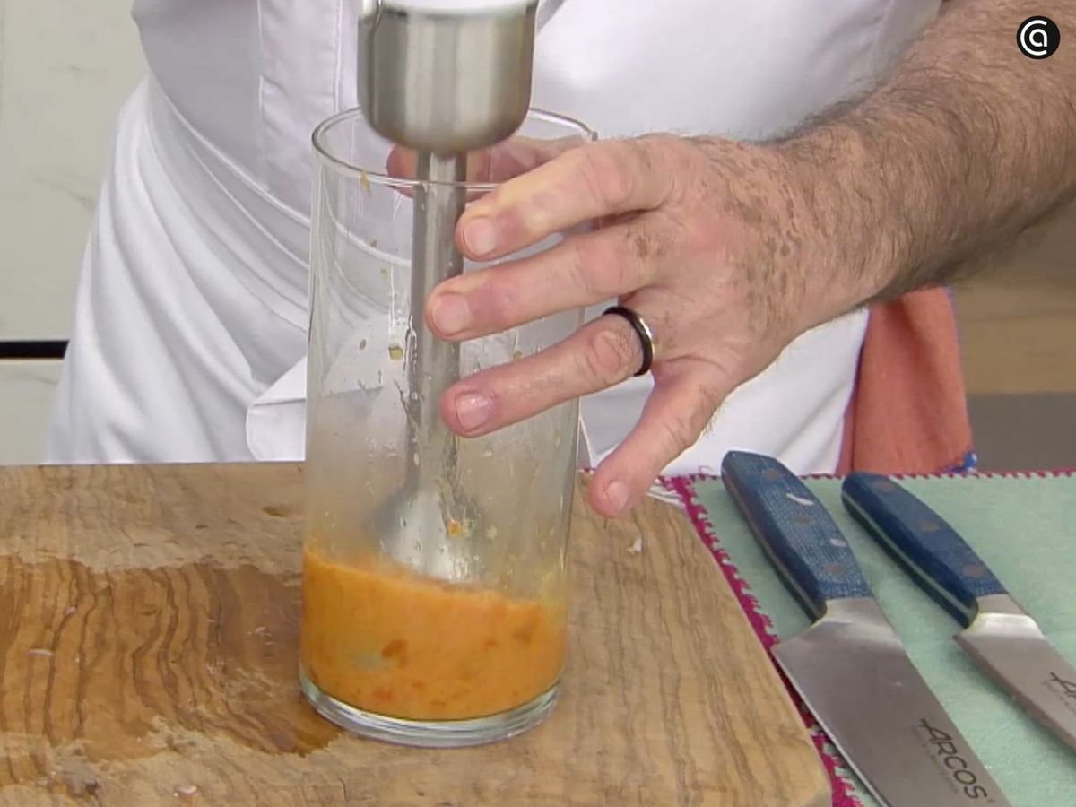 El puré de pimiento asado aporta textura y un toque dulce a la salsa