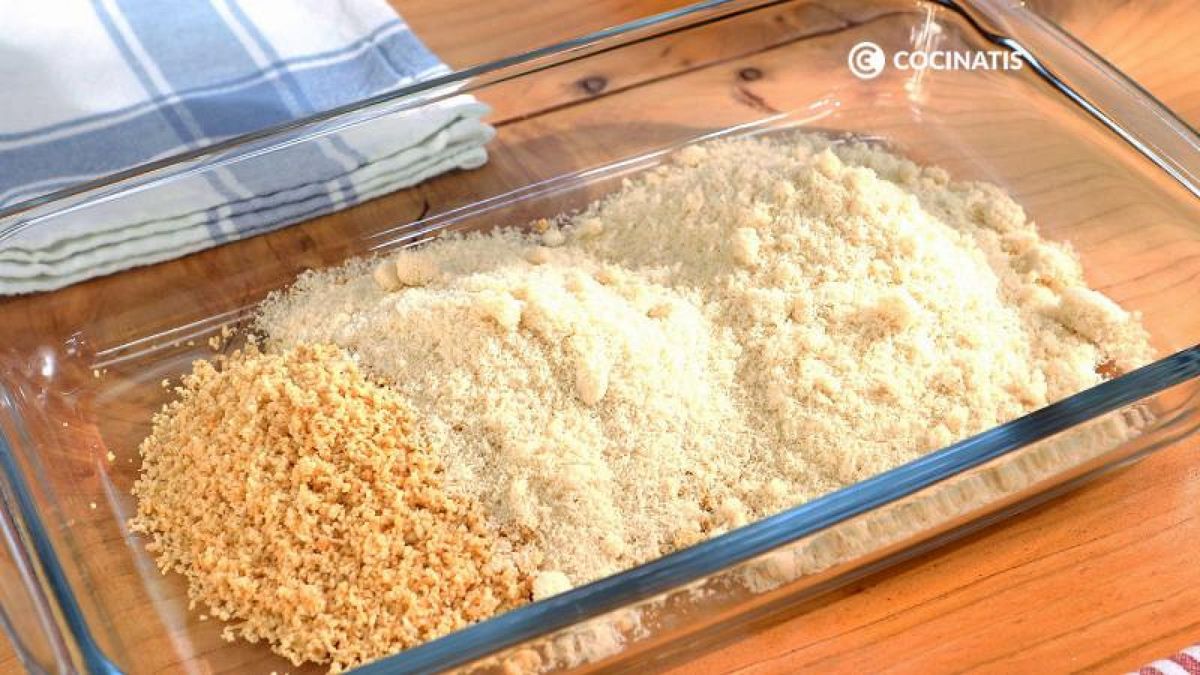 Pon la harina de garbanzo y los cacahuetes triturados en una fuente