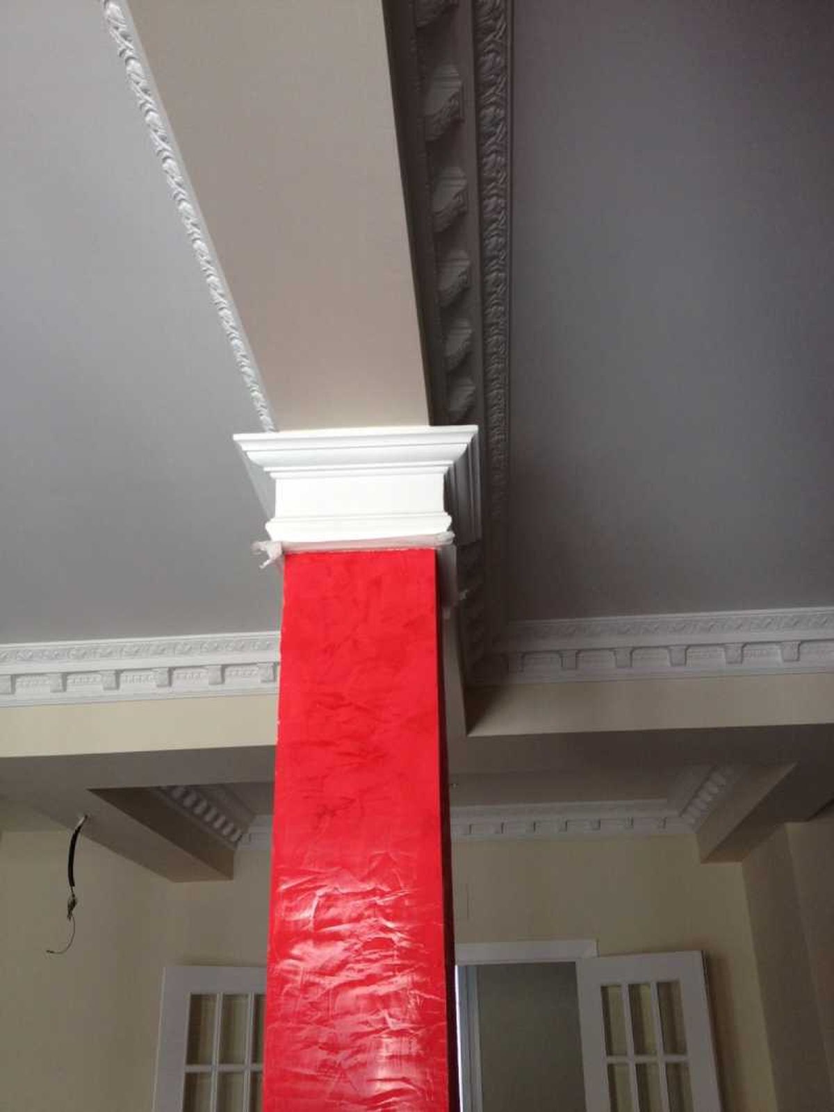 Columna roja estucada del salón.